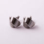 Aretes de Acero Inoxidable Plateado con Diseño de Dos Líneas Cruzadas - Helix Body Jewelry - Tienda Online de Piercings
