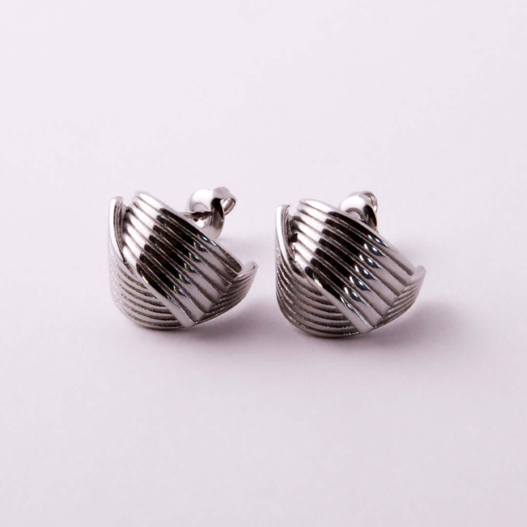 Aretes de Acero Inoxidable Plateado con Diseño de Dos Líneas Cruzadas - Helix Body Jewelry - Tienda Online de Piercings