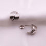 Aretes de Acero Inoxidable Plateado con Diseño de Dos Líneas Cruzadas - Helix Body Jewelry - Tienda Online de Piercings