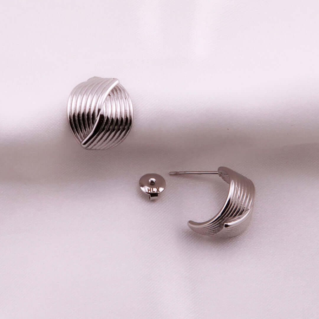 Aretes de Acero Inoxidable Plateado con Diseño de Dos Líneas Cruzadas - Helix Body Jewelry - Tienda Online de Piercings