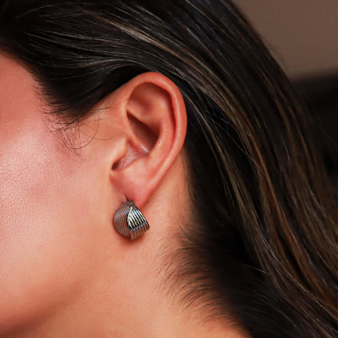 Aretes de Acero Inoxidable Plateado con Diseño de Dos Líneas Cruzadas - Helix Body Jewelry - Tienda Online de Piercings