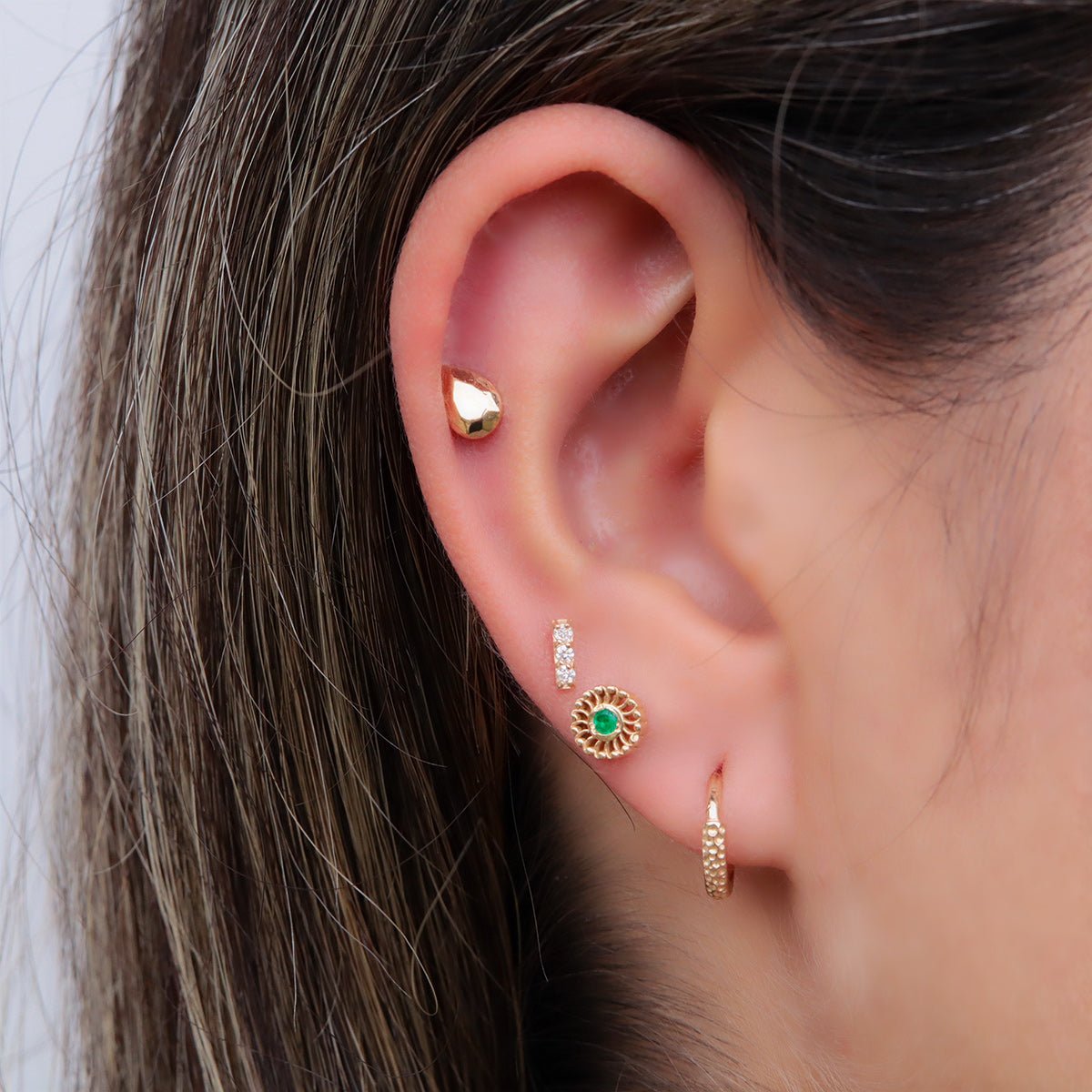 Pendiente labret espirales con esmeralda - Helix Body Jewelry - Tienda Online de Piercings