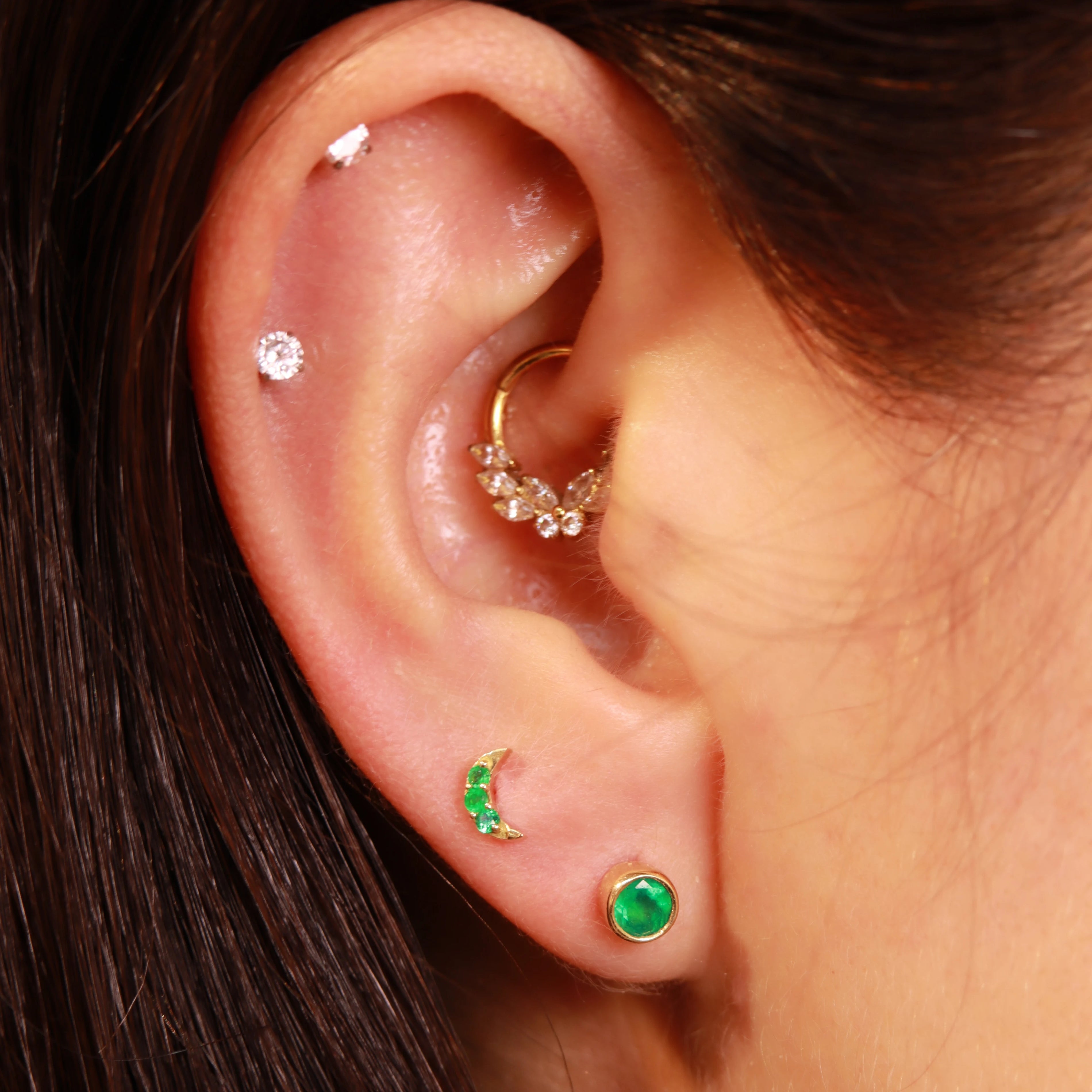 Labret en Oro 18K con Esmeraldas | Diseño de Luna Creciente - Helix Body Jewelry - Tienda Online de Piercings