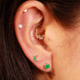 Labret en Oro 18K con Esmeraldas | Diseño de Luna Creciente - Helix Body Jewelry - Tienda Online de Piercings