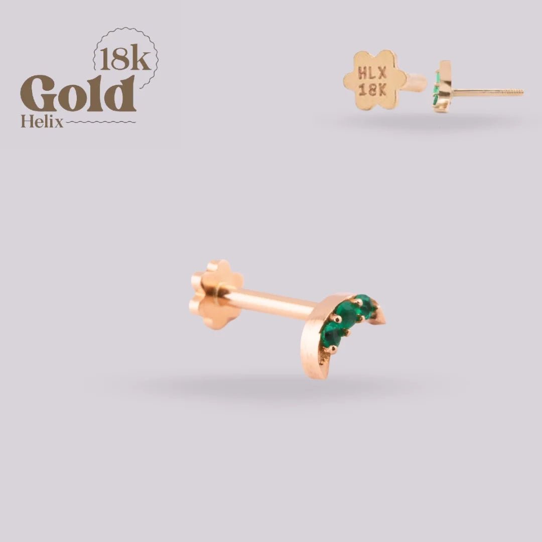 Labret en Oro 18K con Esmeraldas | Diseño de Luna Creciente - Helix Body Jewelry - Tienda Online de Piercings