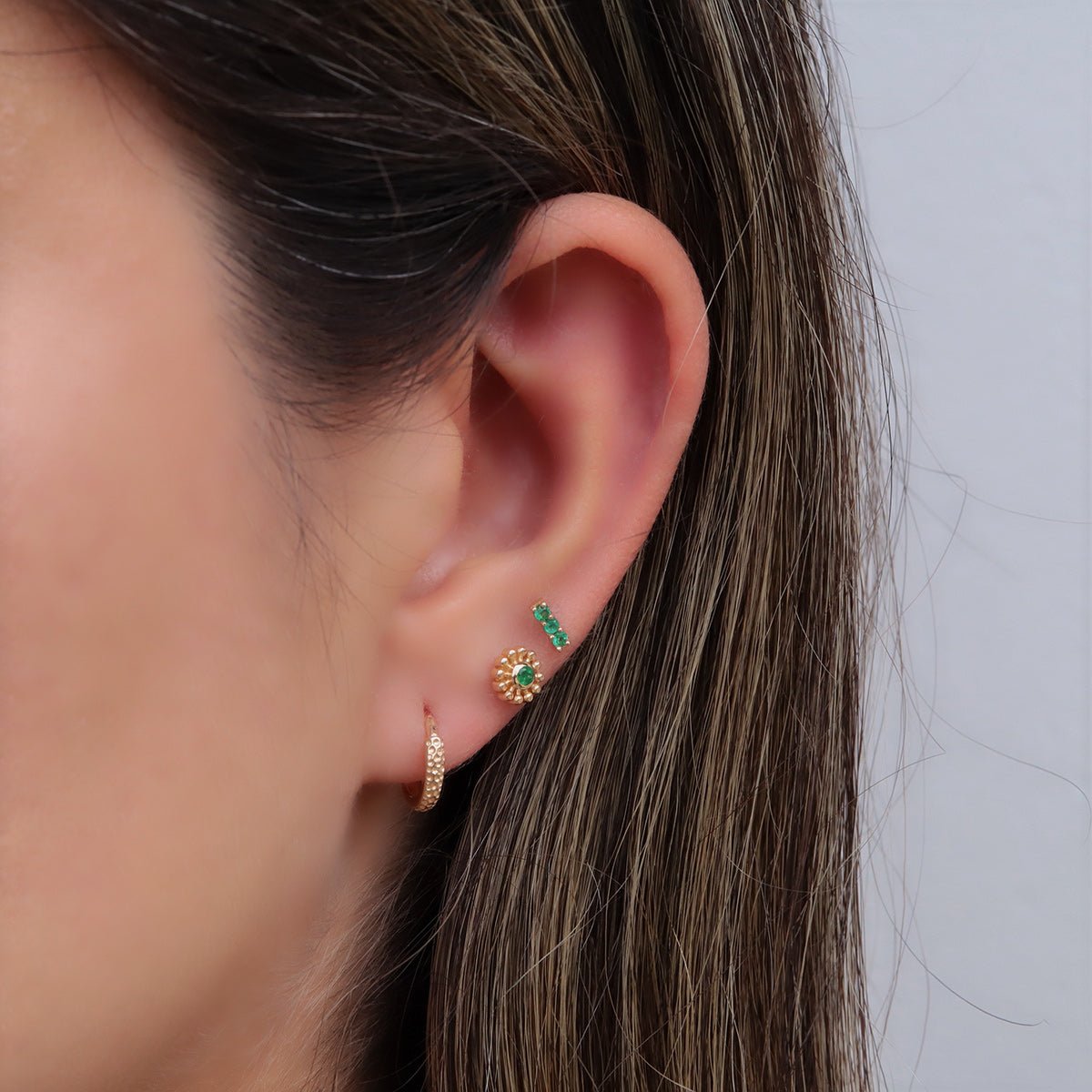 Joya con diseño de sol en oro y esmeralda colombiana - Helix Body Jewelry - Tienda Online de Piercings