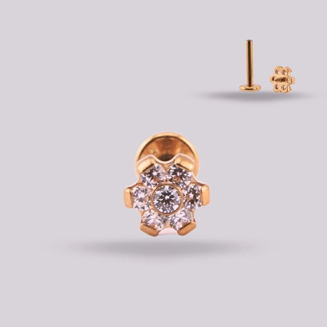 Labret Flor Dorada Titanio | Piercing Helix Tragus Conch - Helix Body Jewelry - Tienda Online de Piercings