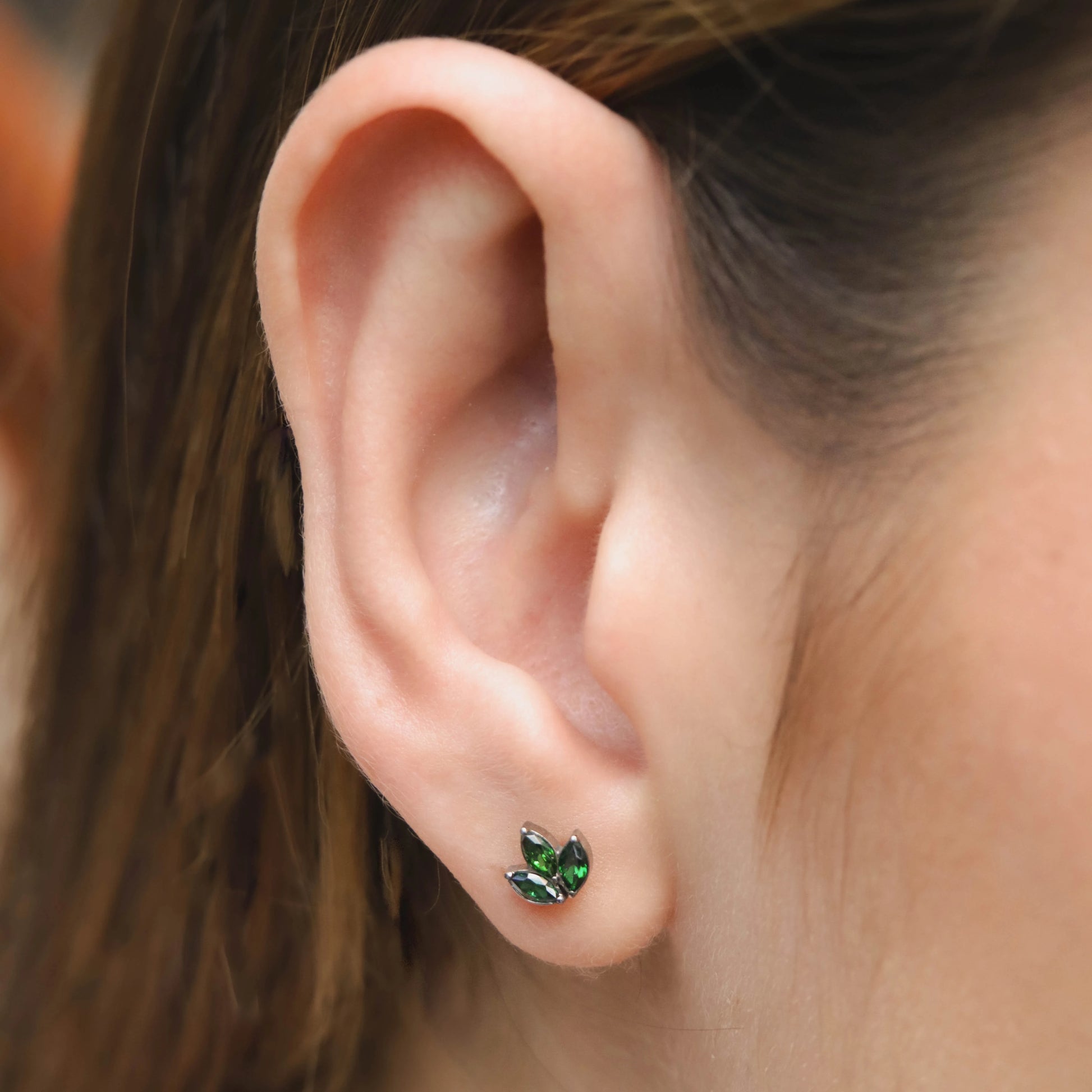 Labret Marquesa Verde en Titanio | Green Essence