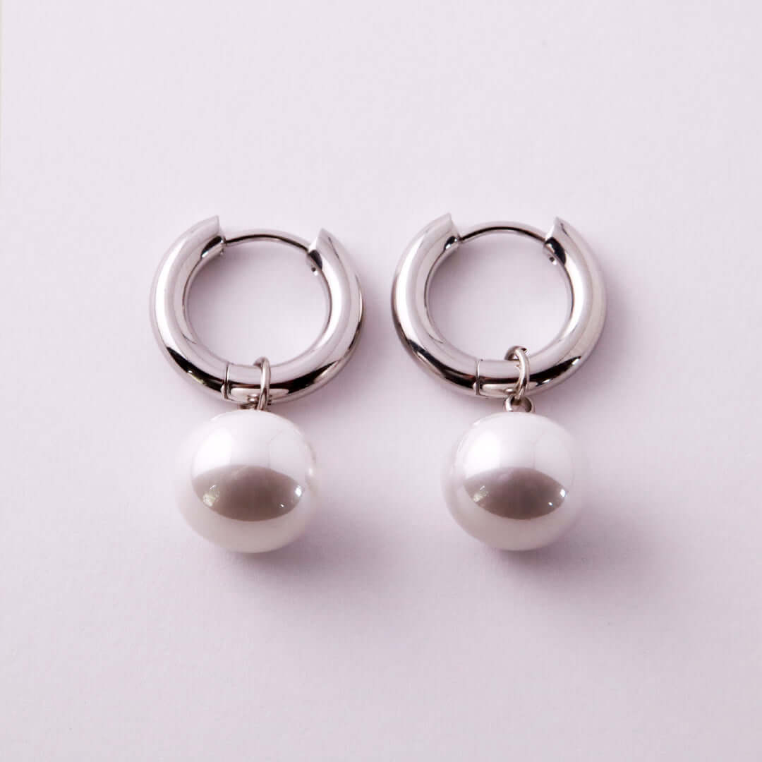 Aretes Tipo Candonga con Perla Elegante - Acero Inoxidable Dorado y Plateado - Helix Body Jewelry - Tienda Online de Piercings