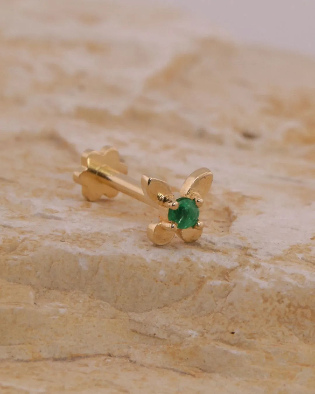 Labret Mariposa Oro 18K con Esmeralda