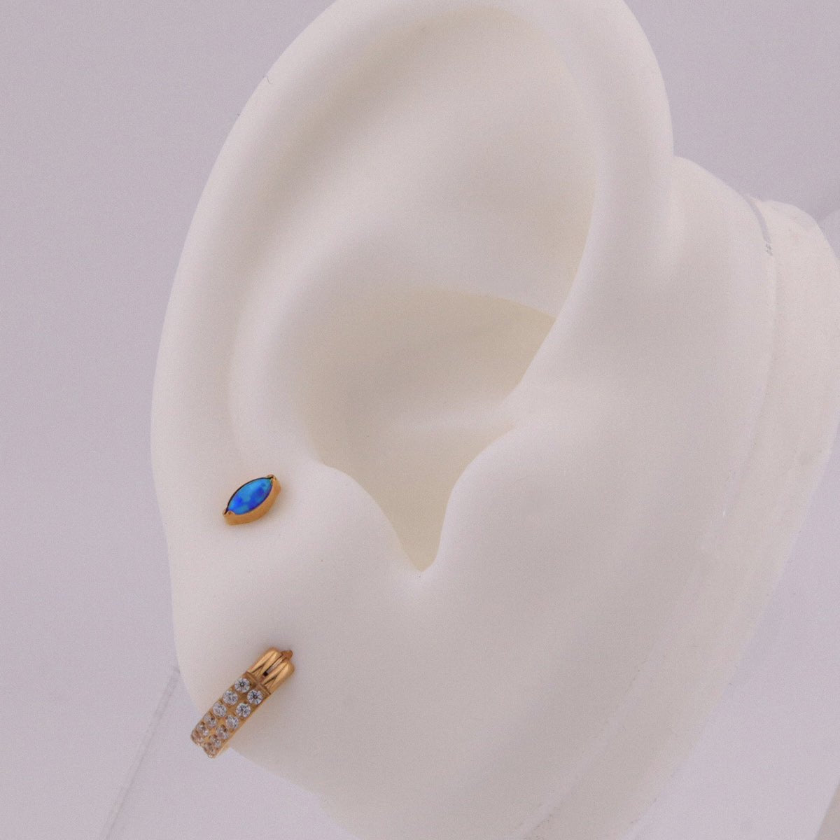 Set de Aretes: Elegancia Dorada con Toque Azul - Helix Body Jewelry - Tienda Online de Piercings