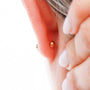 Aretes en oro con tres diamantes negros - Helix Body Jewelry - Tienda Online de Piercings