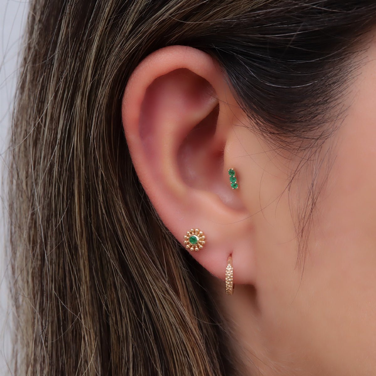 Joya con diseño de sol en oro y esmeralda colombiana - Helix Body Jewelry - Tienda Online de Piercings