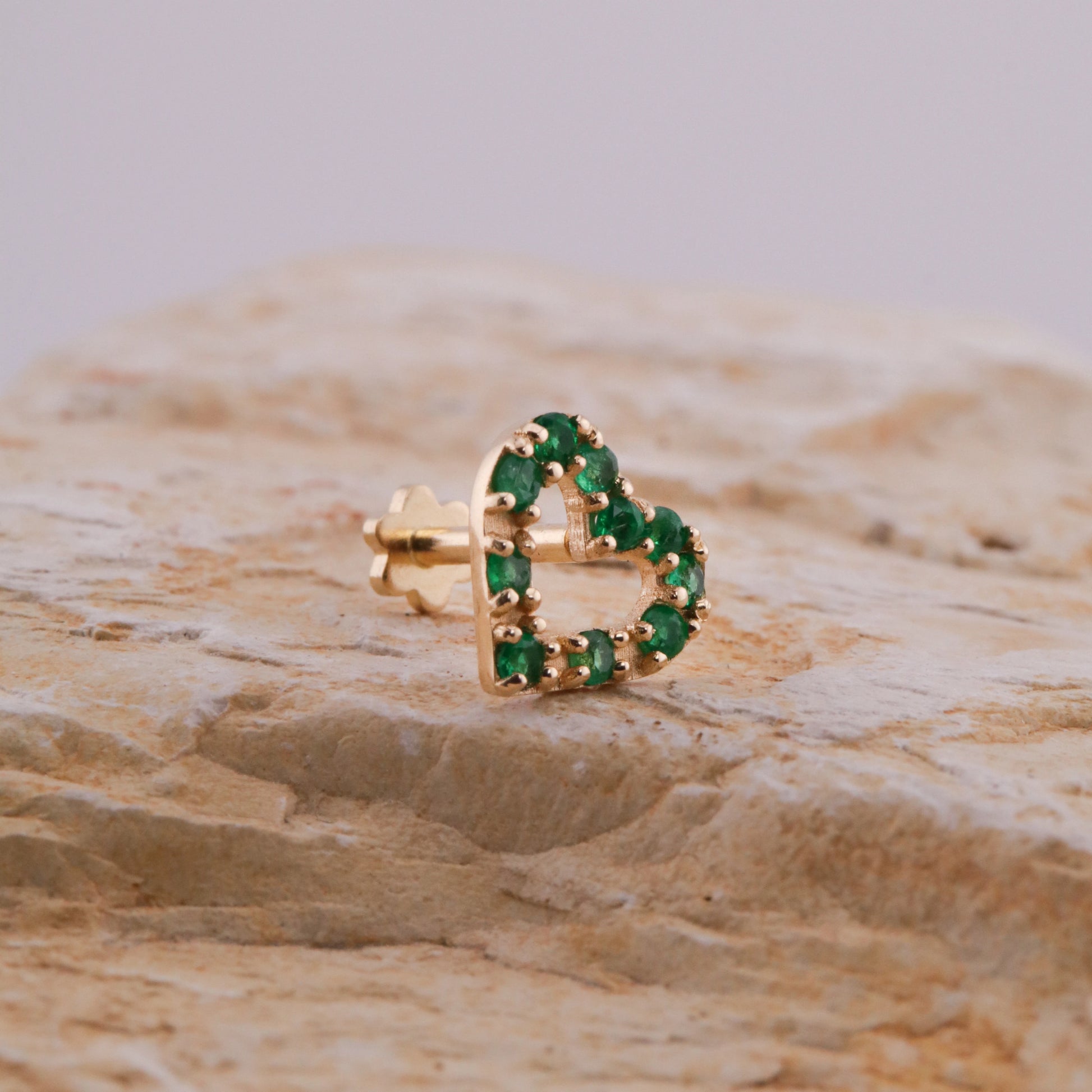 Labret Corazón Oro 18K con Esmeraldas Colombianas