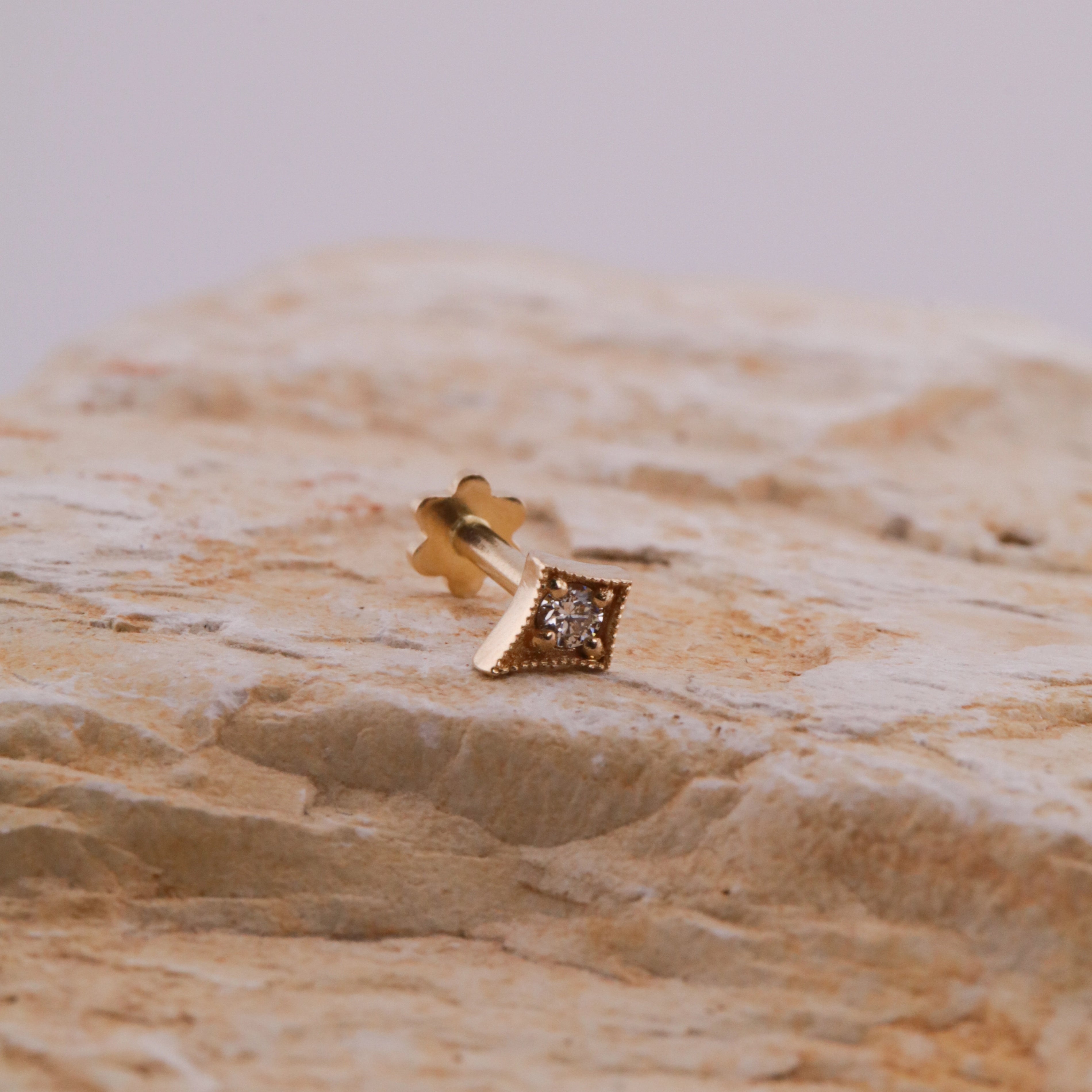 Labret Triángulo Oro 18K con Diamante