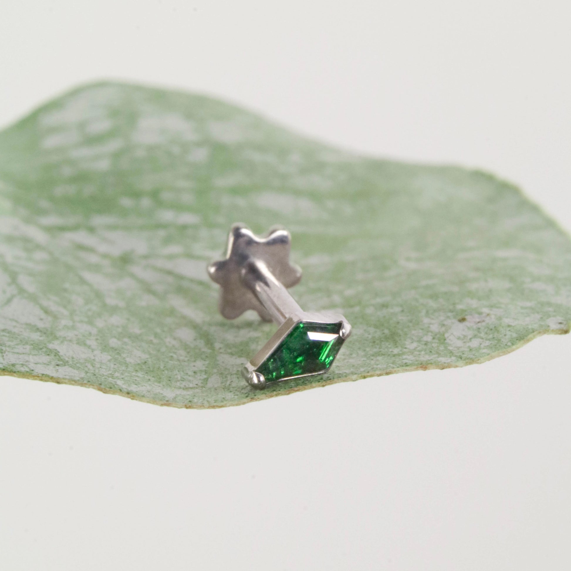 Labret Triángulo Verde en Titanio | Green Essence