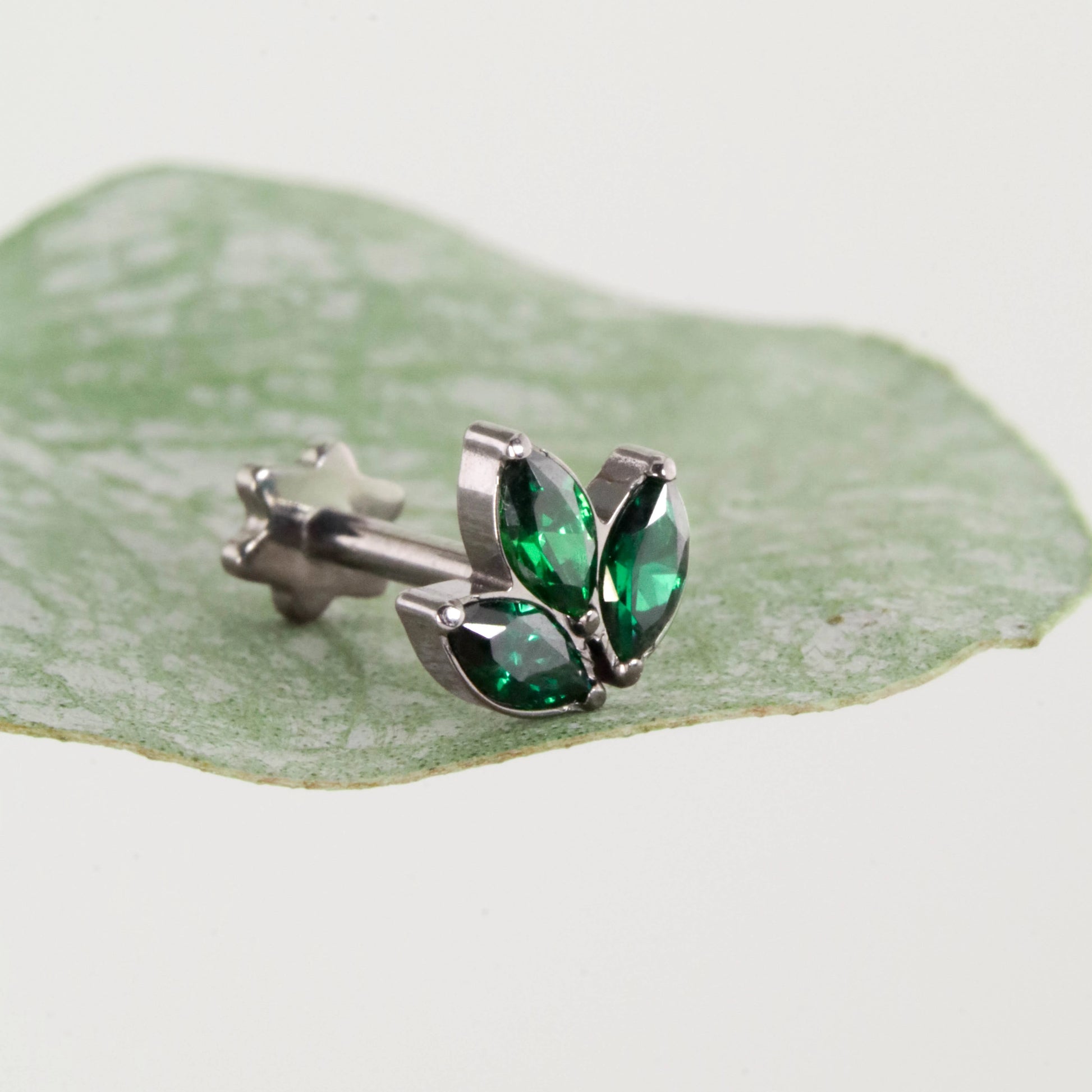 Labret Marquesa Verde en Titanio | Green Essence