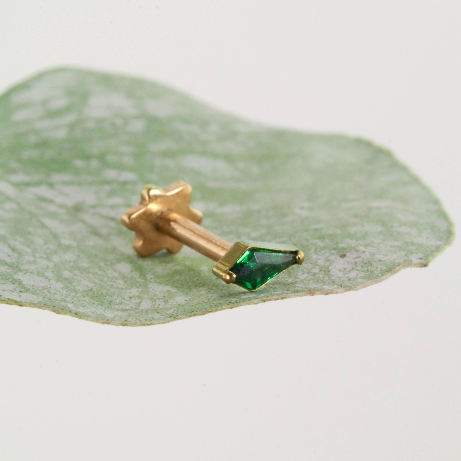 Labret Triángulo Verde en Titanio | Green Essence