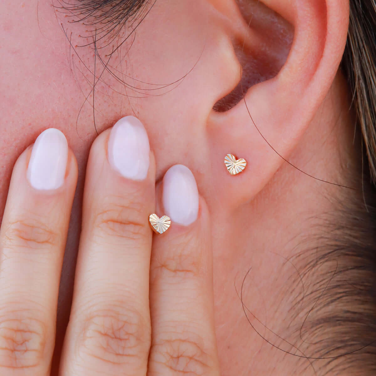 Aretes en oro con forma de Corazón grabado - Helix Body Jewelry - Tienda Online de Piercings