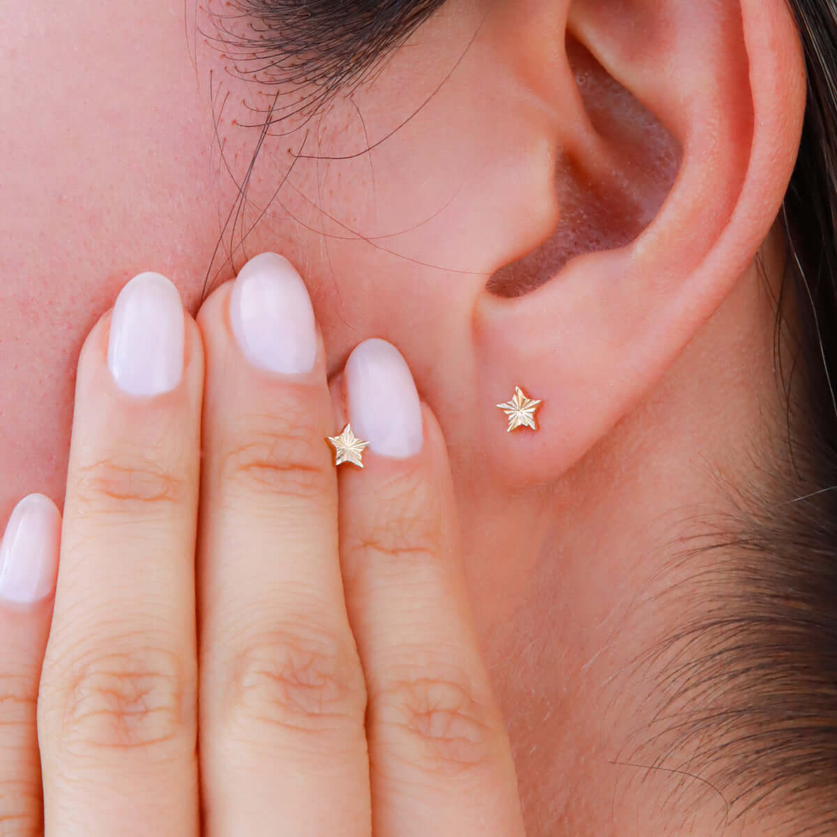 Aretes en oro con forma de estrella - Helix Body Jewelry - Tienda Online de Piercings