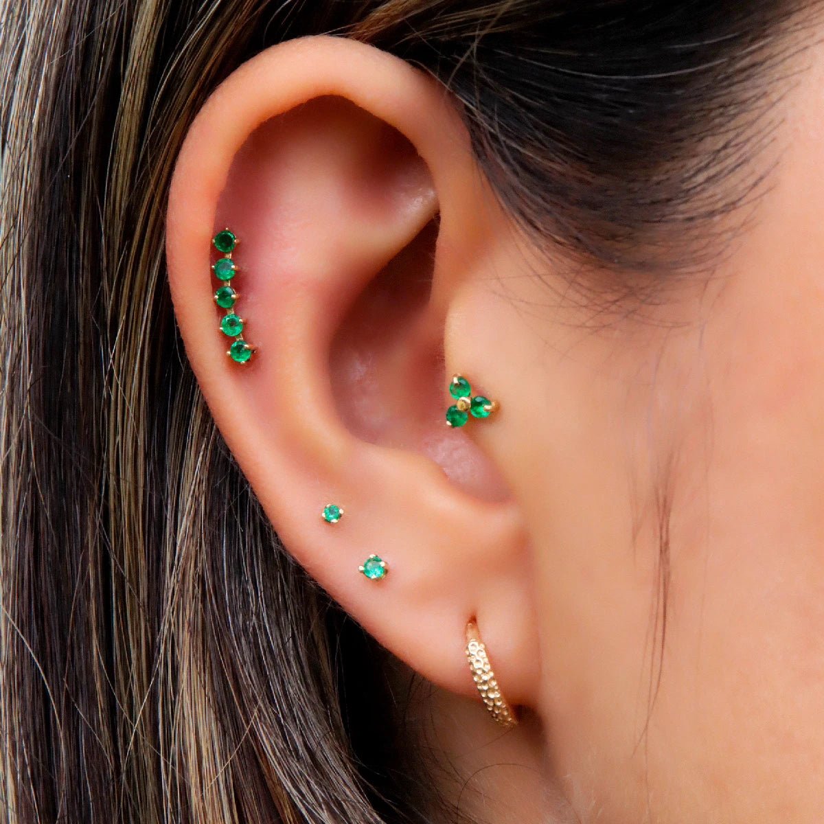Pendiente labret con esmeralda de 2mm en oro 18K - Helix Body Jewelry - Tienda Online de Piercings