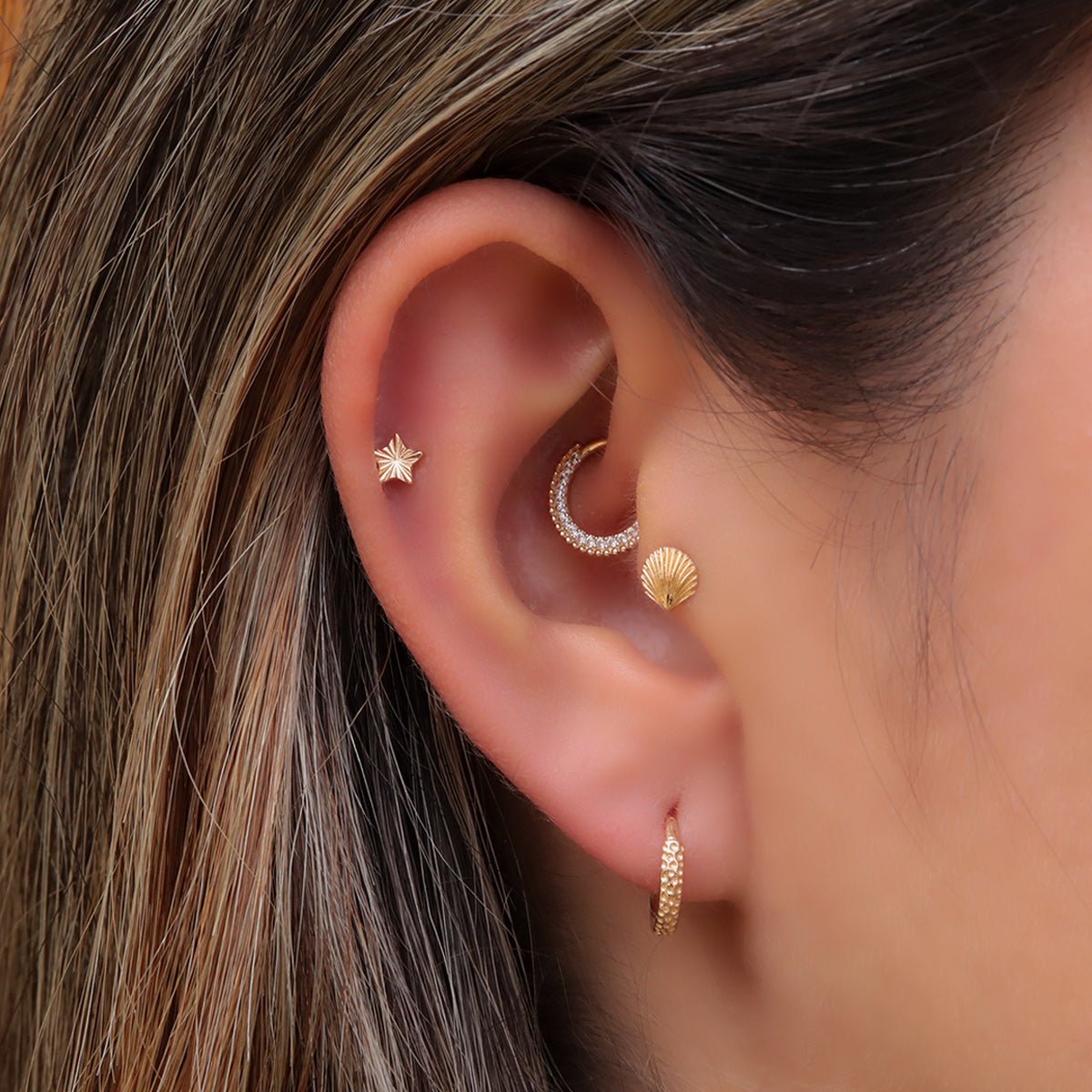 Joya para oreja en oro con forma de estrella - Helix Body Jewelry - Tienda Online de Piercings
