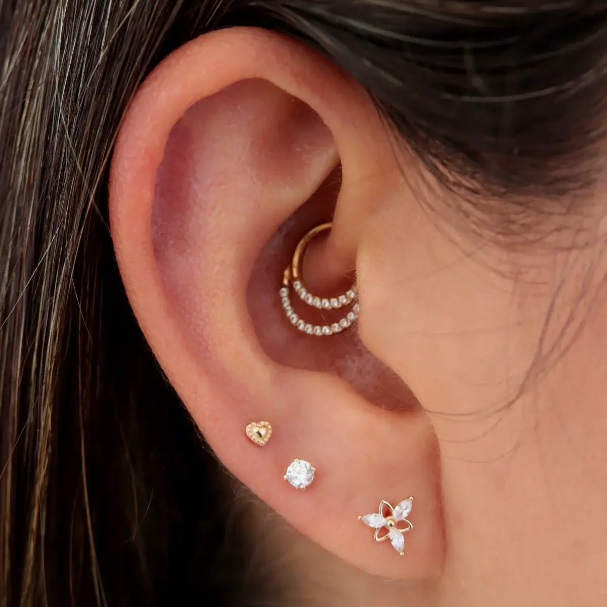 Arete con forma de corazón en oro solido de 14K - Helix Body Jewelry - Tienda Online de Piercings