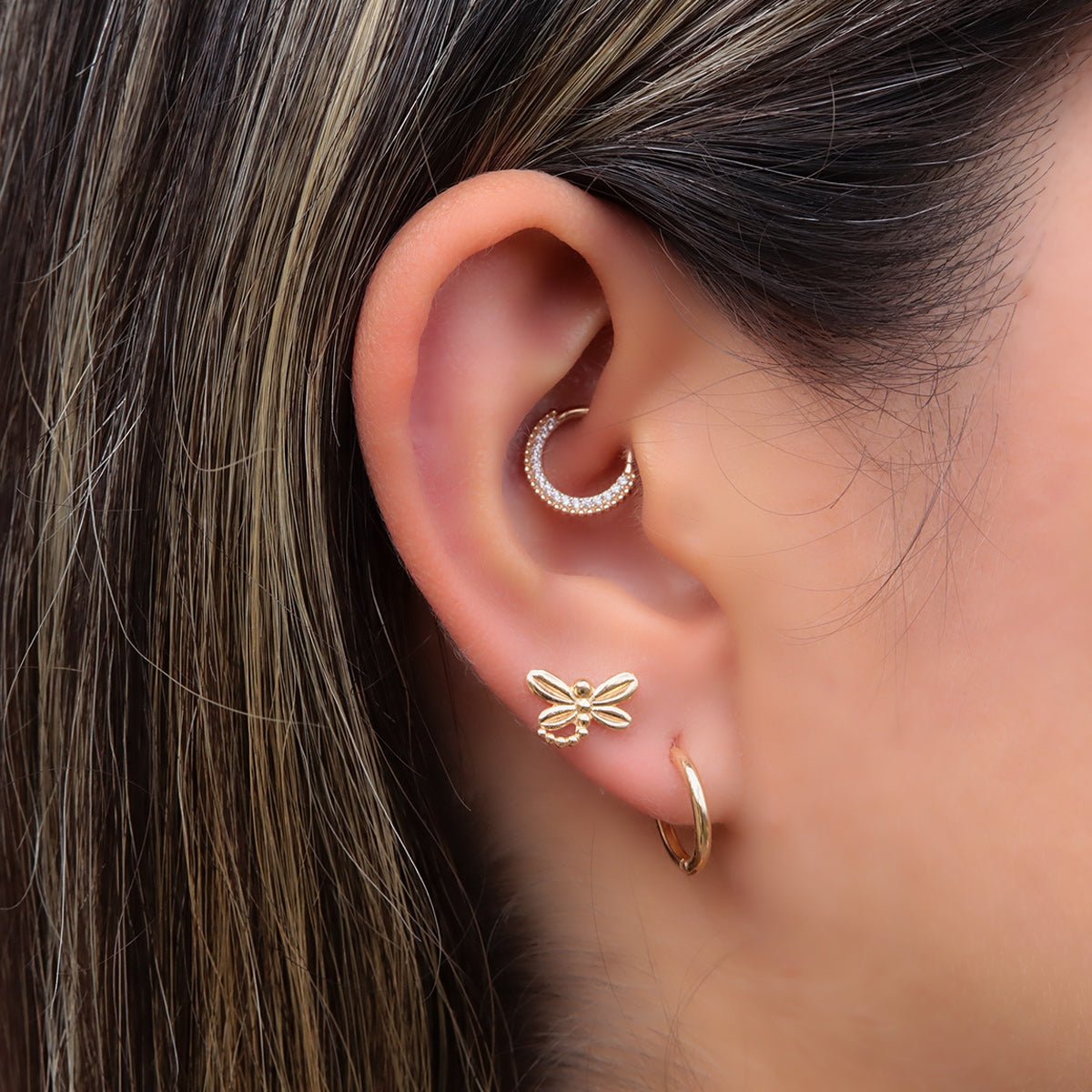 Joya para oreja en oro con forma de Libelula - Helix Body Jewelry - Tienda Online de Piercings