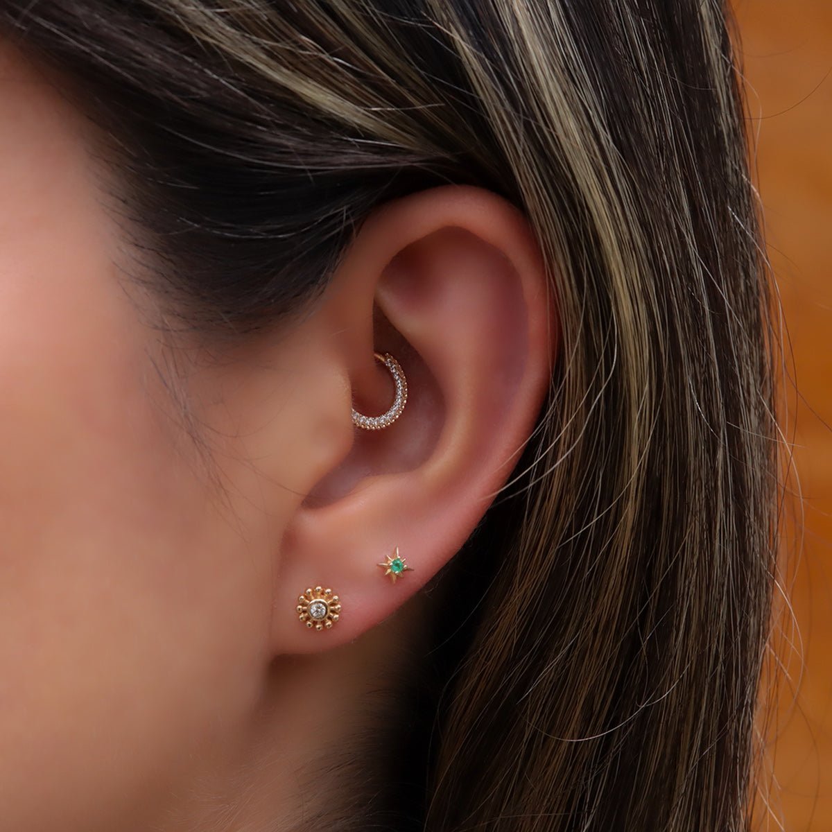 Joya con diseño de estrella en oro y esmeralda colombiana - Helix Body Jewelry - Tienda Online de Piercings