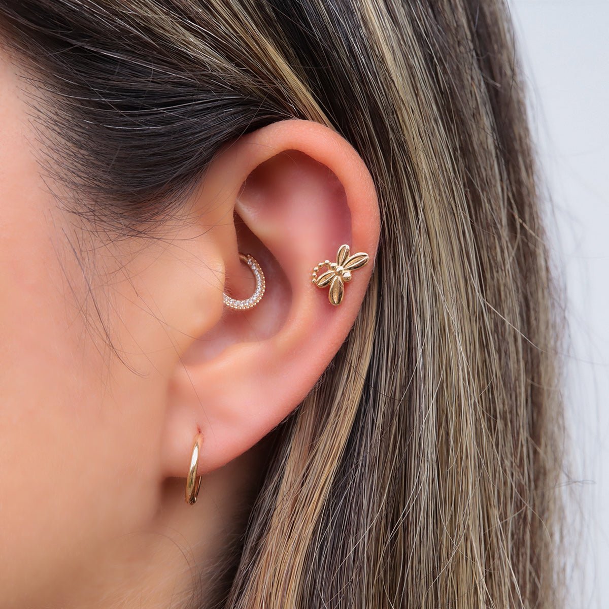 Joya para oreja en oro con forma de Libelula - Helix Body Jewelry - Tienda Online de Piercings