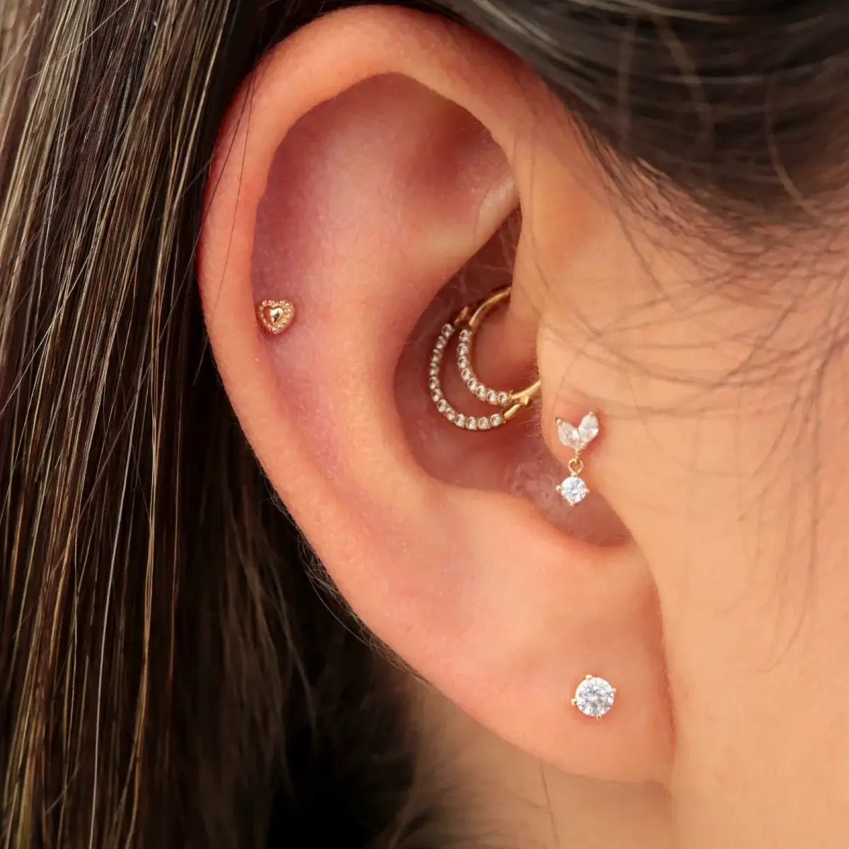 Arete con forma de corazón en oro solido de 14K - Helix Body Jewelry - Tienda Online de Piercings