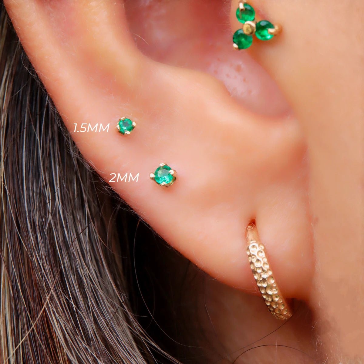 Pendiente labret con esmeralda de 2mm en oro 18K - Helix Body Jewelry - Tienda Online de Piercings