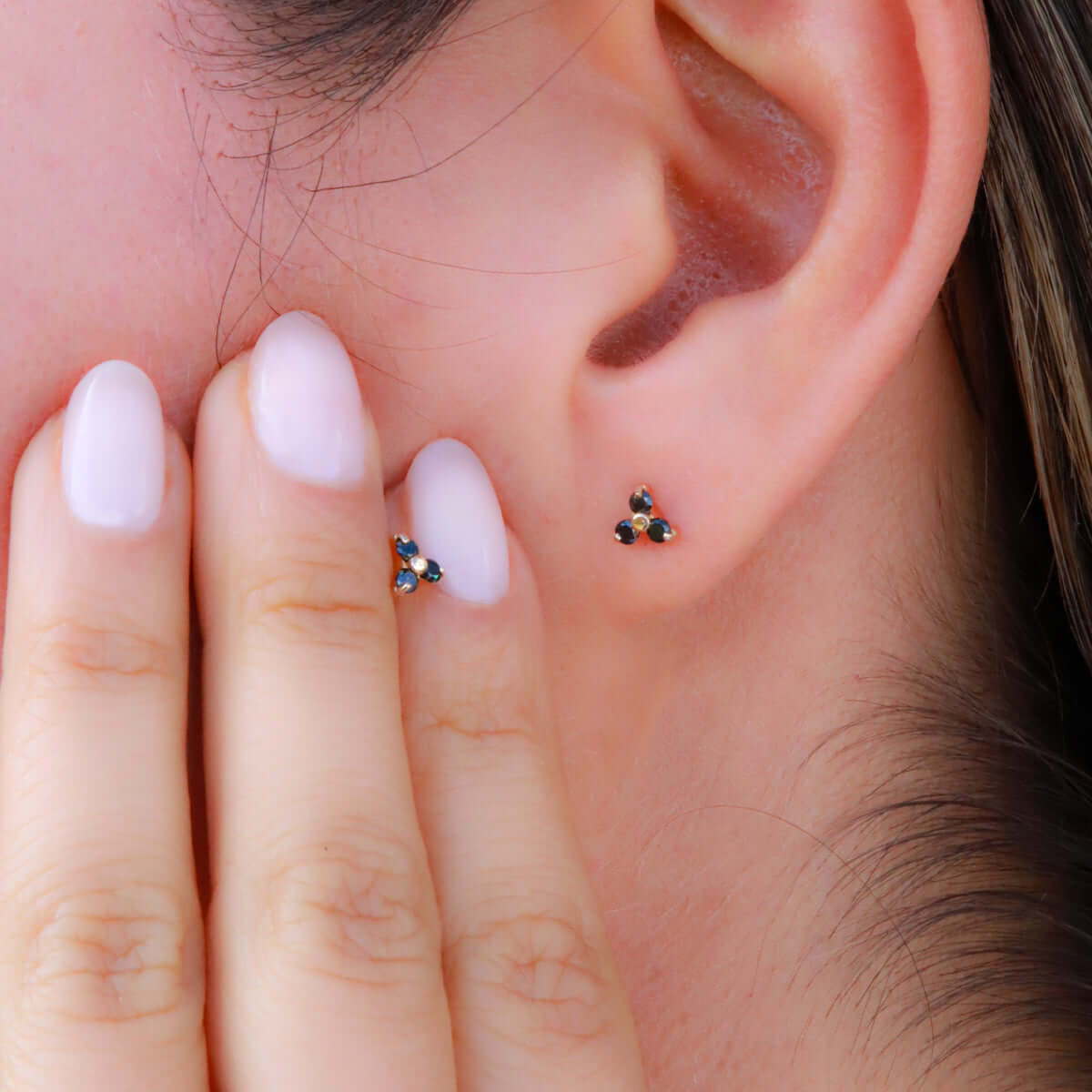 Aretes en oro con tres diamantes negros - Helix Body Jewelry - Tienda Online de Piercings