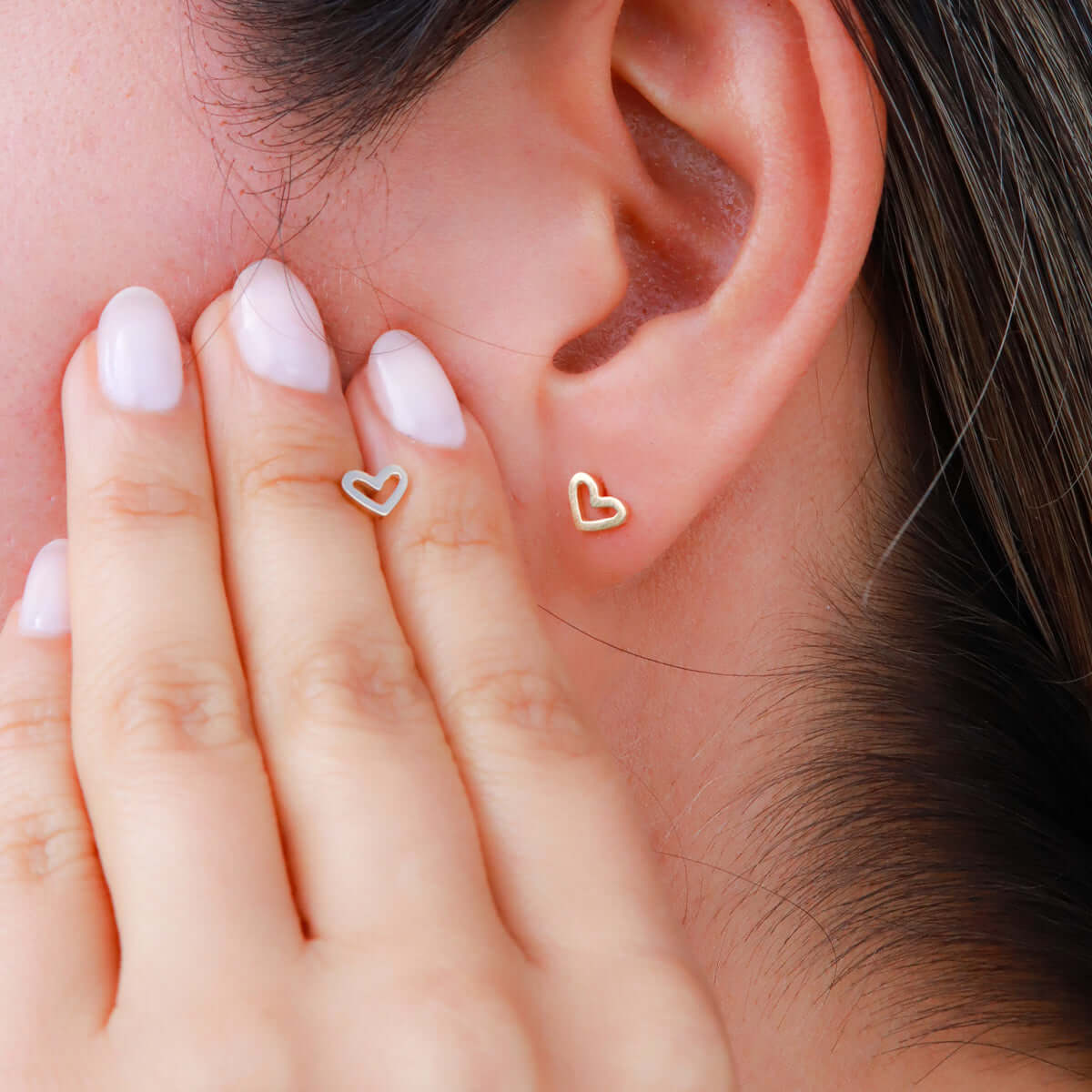 Aretes en oro con forma corazón - Helix Body Jewelry - Tienda Online de Piercings