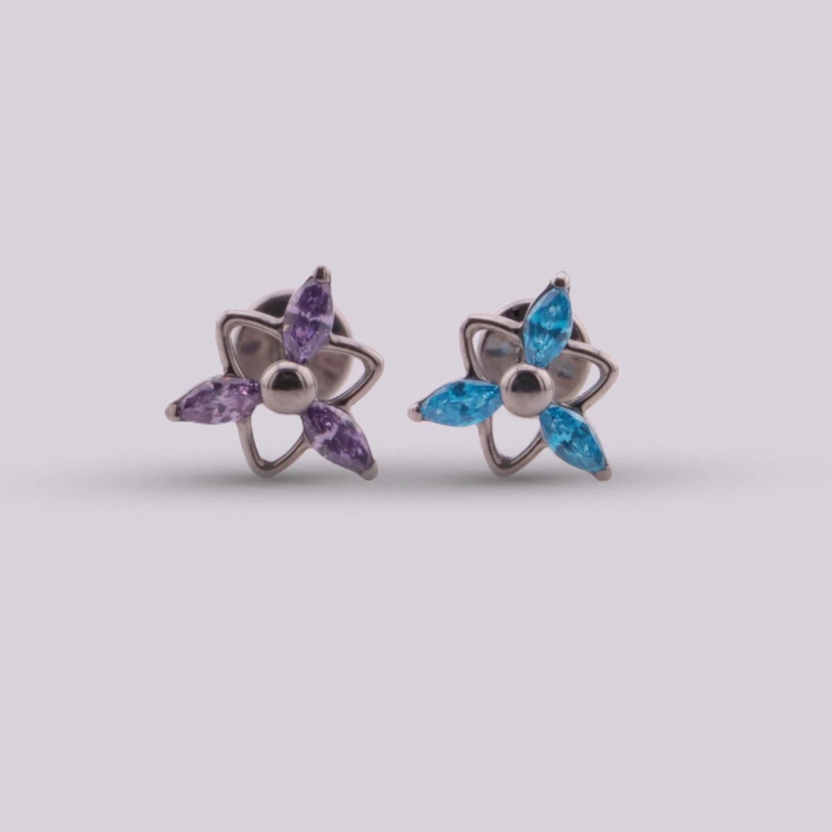 Labret en Titanio - Triangle - Helix Body Jewelry - Tienda Online de Piercings
