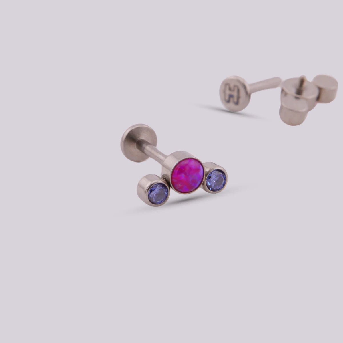 Labret en Titanio Trio - Helix Body Jewelry - Tienda Online de Piercings