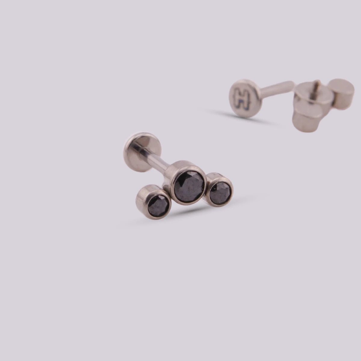 Labret en Titanio Trio - Helix Body Jewelry - Tienda Online de Piercings