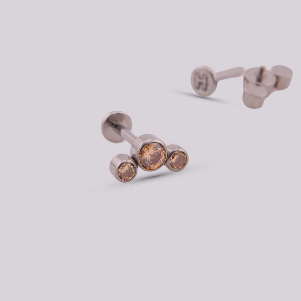 Labret en Titanio Trio - Helix Body Jewelry - Tienda Online de Piercings