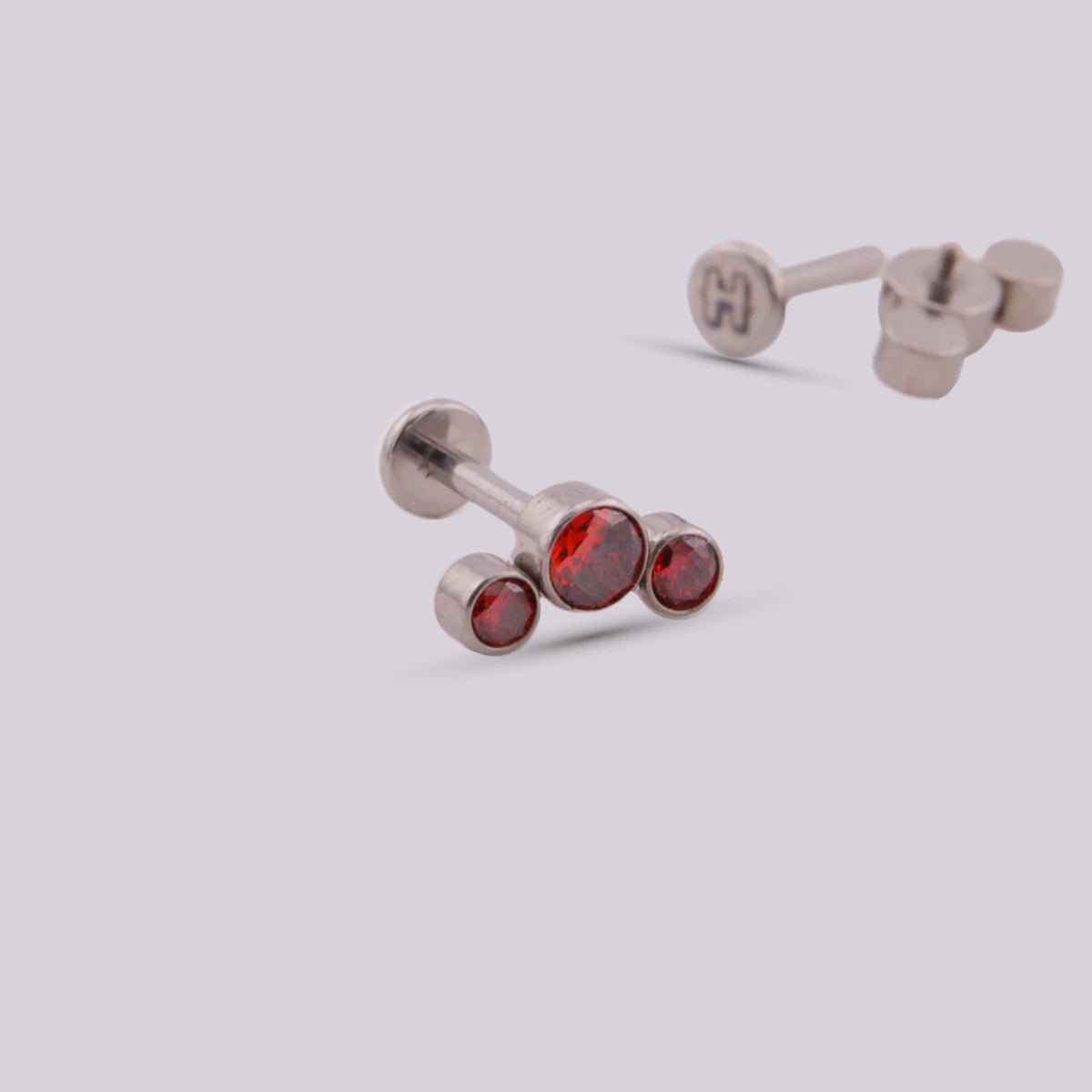 Labret en Titanio Trio - Helix Body Jewelry - Tienda Online de Piercings