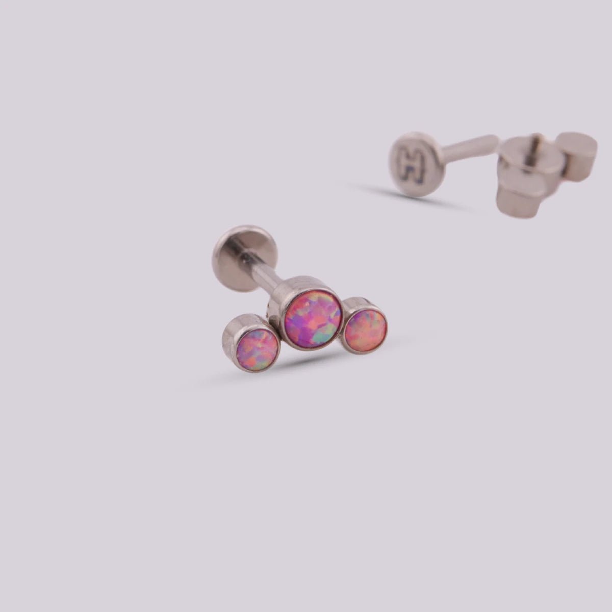 Labret en Titanio Trio - Helix Body Jewelry - Tienda Online de Piercings