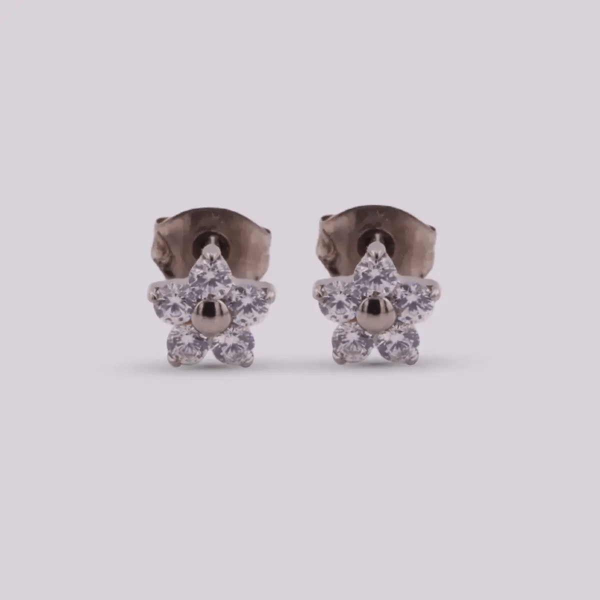 Arete topo con forma de flor Plateada - Helix Body Jewelry - Tienda Online de Piercings