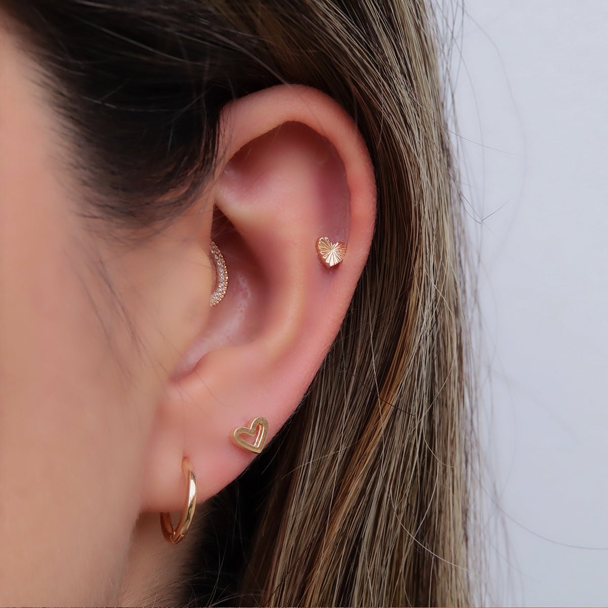 Pendiente Corazón Oro 18K - Elegancia y Delicadeza en tu piercing - Helix Body Jewelry - Tienda Online de Piercings