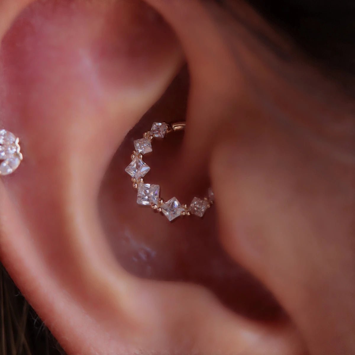 Joya para oreja en Oro Luxury Persei - Helix Body Jewelry - Tienda Online de Piercings