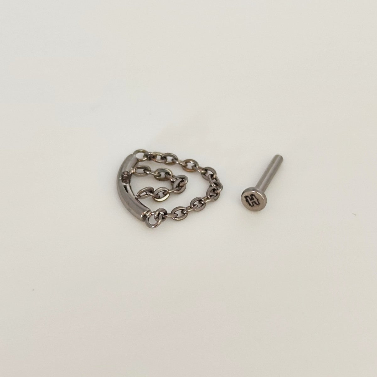 Joya en titanio en forma de media luna - Leonor - Helix Body Jewelry - Tienda Online de Piercings